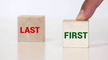 El zarları döndürür ve sondan birinci kelimeye çevirir..