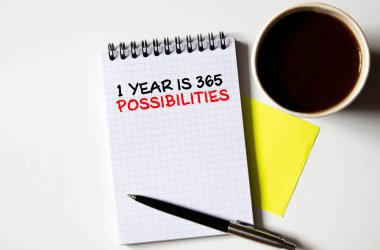 Metin 1. Yıl 365 Beyaz Kağıt arkaplanda Olasılıklar