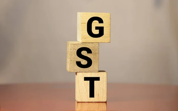 Palabra GST escrita en madera. Texto GST sobre mesa de madera para su diseño, concepto. —  Fotos de Stock