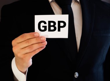 GBP kısaltması İngiliz Poundu üzerine sarı yapışkan nota