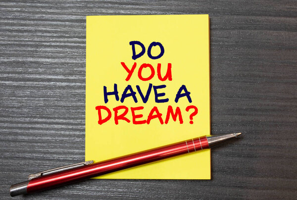 Концептуальный почерк, показывающий "Есть ли у вас вопрос мечты". Текст бизнес-фото с вопросами о жизненных целях.