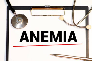 Mor arkaplanda sarı listeli bir steteskop ANEMIA metni.