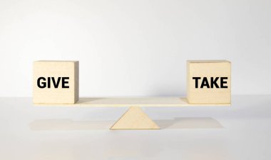 Tahta blok ve iş konsepti üzerine ver ve al.