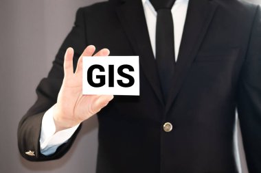 GIS kısaltması için ahşap beyaz harfli renkli kare kağıtlar Coğrafi Bilgi Sistemi anlamına gelir