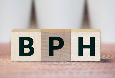 Tahta arka planda BPH Benign Prostatic Hyperplasia kısaltması