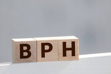 Tahta arka planda BPH Benign Prostatic Hyperplasia kısaltması