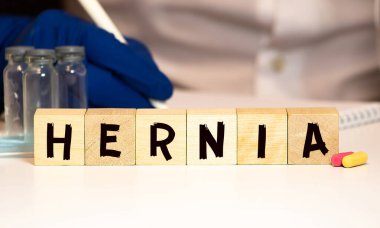 Fıtık. Tahta bloklardan gelen harfler. Tıbbi durum fıtığı kavramı..