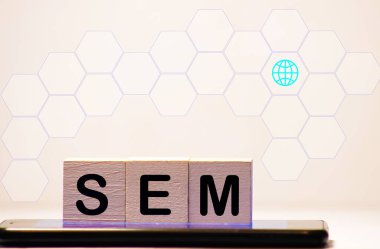 Harfli 3 Oyuncak Ahşap Blok: Açık gri arkaplan ile Tahta Masa Üzerinde SEM