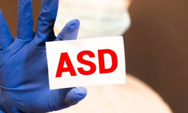 ABA terapisi sırasında kelime ve nesne kartı ile geliştirme sınıfında doktorluk.