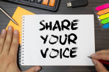 Kağıt üzerinde sesinizi paylaşın. konsept