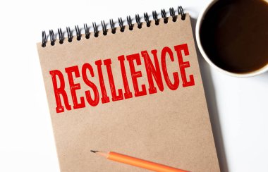 RESILICE Masa ve kahve işi üzerine açık kitap.