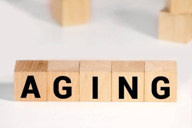 Beyazda izole edilmiş yapı taşlarıyla yeniden oluşturulan sözcük.