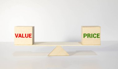Fiyat ve değer dengesi pazarlama konsepti. Metin fiyatını ve değerini dengeleyen yöneticinin eli