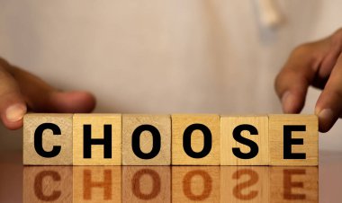 Tahta bloklardan harflerle sözcükler seçin, üst görünüm gri arkaplan.