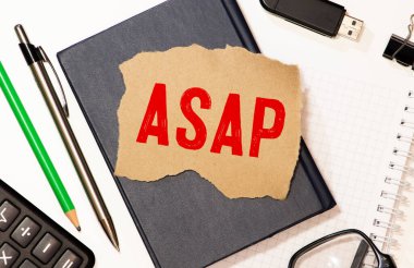 Sarı zemin üzerinde beyaz bir kağıt parçasındaki yazıt motivasyonu