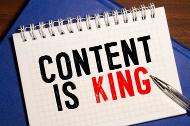 Metin içeriğine sahip ofis kağıdı, arkaplan için ahşap masadaki kral ve ofis araçlarıdır.