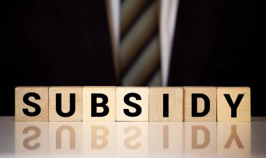 Tahta küplerde kullanılan kelime, yansıtıcı yüzeyde duran küpler, arka planda bir iş diyagramı. İş ve finans kavramı