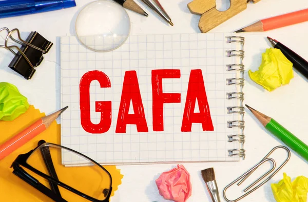 Tahtadaki çizim defterinde GAFA kelimesi yazıyor. Merkezde yer alır..