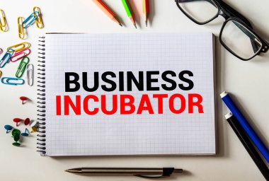 Not Defteri Yazma İşletme Kuluçka Masası Laptop, kahve fincanı, gözlük.