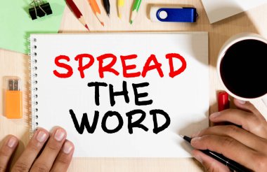 Kelime yazma metni Kelimeyi yayın. Mağaza satışlarını artırmak için işletme konsepti Pembe İşaretli Pembe Not kağıdına yazılan birçok katlı Pembe Arkaplan İşareti.