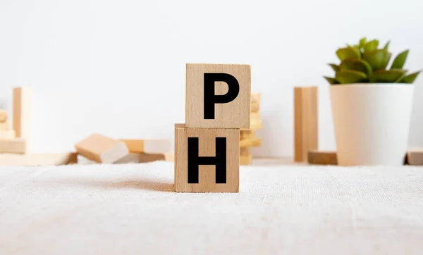 PH барвисте слово на дерев'яному фоні . — стокове фото