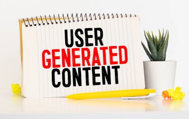 İş konsepti. Kullanıcı İçeriği ile yazılmış kalem, gözlük ve defterin üst görünümü