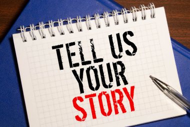 Not defterine dolma kalemle not yazan bir kadının retroefekt ve tonlu görüntüsü. El yazısıyla yazılmış metinler bize hikayenizi, iş başarısı konseptinizi anlatın.