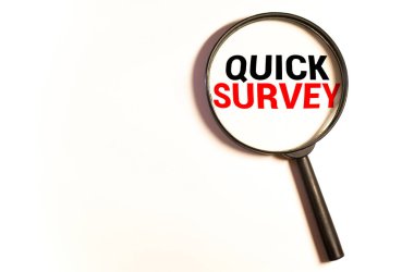 İş konsepti. Grafik arkaplanındaki notlar, hesap makinesi, kalem, kalem ve kalem için beyaz kağıttan oluşan QUICK SURVEY sayfası içeren defter