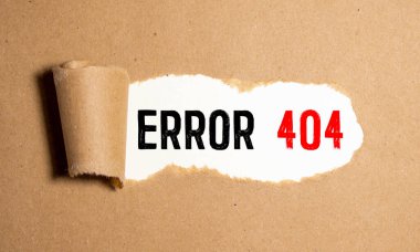 Not defterinde 404 hatası ve çıkartması var. Bugün ahşap masada, kahve ve kek ile birlikte..