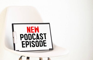 Masada podcast kayıt ekipmanlarının üst görüntüsü. Not defterine yeni bir podcast bölümü yazıldı.