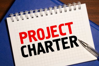 Beyaz arkaplanda izole edilmiş yapışkan notlar üzerine proje tüzüğü