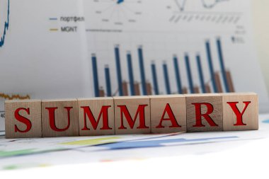 Ahşap küpler ve iş konsepti üzerine SUMMARY