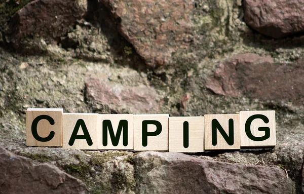 Camping Ord Trä Kub Skylt Med Suddig Bakgrund Campingplats Sommaren — Stockfoto