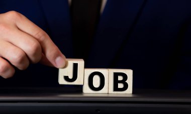 İş sözcüğü tahta blok beyaz arkaplan ve seçici odak üzerinde dikey biçim düzenle.