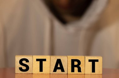 Gri arkaplandaki tahta küp blokları hakkında söze başla