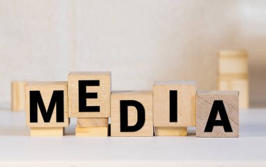 Kelime medyası eski ahşap harflerle yazılmış, çizilmiş ve lekelenmiş, beyaz üzerine izole edilmiş.