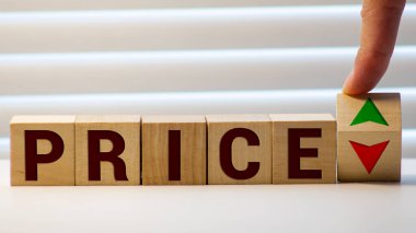 Bir adam, bir bloğun konumunu büyüme sembolleriyle değiştiriyor ve Price kelimesinin yakınından bile geçmiyor. Fiyat düzenleyici, arz talep dengesi, piyasa kanunları. Ekonomi ve serbest ticaret. Planlı Ekonomi.