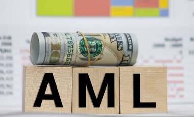 Renkli tahta küplerdeki AML Akut Myeloid Lösemi kısaltması.