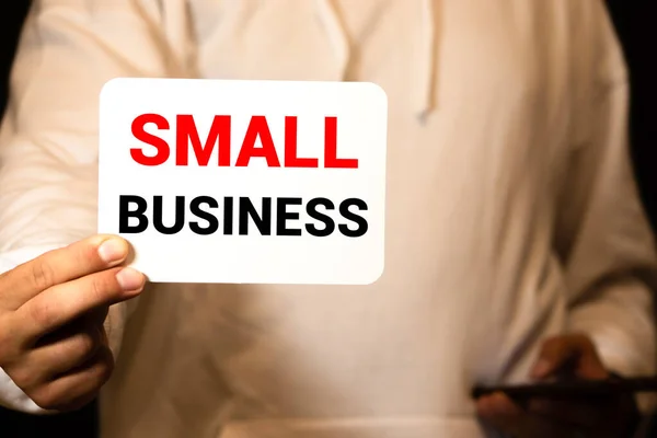Pequenas Business Palavras Quadro Negro Realizada Pelo Homem Sorridente — Fotografia de Stock