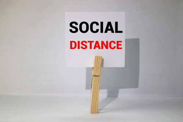 Carte Avec Mot Distance Sociale Entre Les Mains Homme Pandémie — Photo