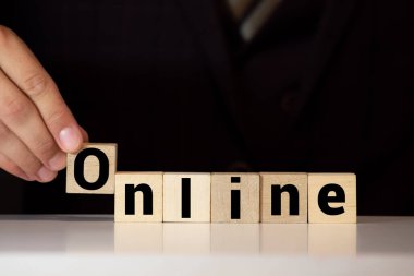 ONLINE - ahşap bloklardan harflerle kelime. Küpler üst katta. Çevrimiçi büyüyen iş konsepti. Ahşap küplerden merdiven istifleyin. Çevrimiçi iş büyütme kavramı. Merdivenleri dizin. Boşluğu kopyala