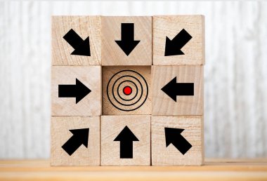 Kırmızı okları ters yöne bakan tahta blok, Eşsiz, farklı düşün, bireysel ve kalabalığın konseptinden uzak dur.