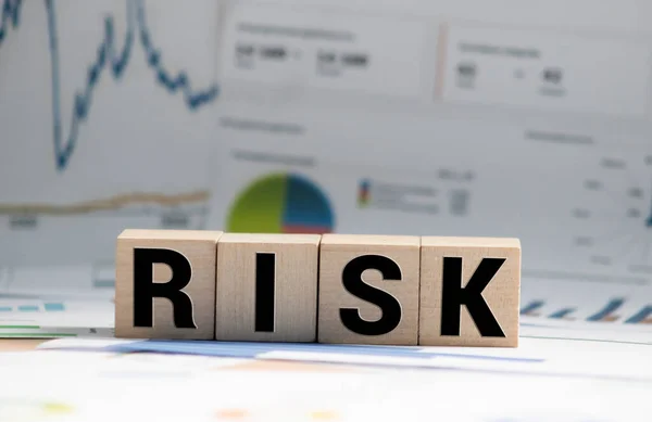 Risk Word Blocks Arrangerad Bakom Härskaren Träbord — Stockfoto