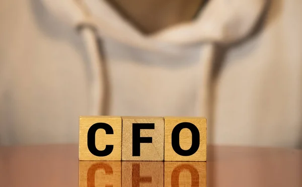 Director Financiero Del Cfo Escrito Cubo Madera Frente Una Computadora — Foto de Stock