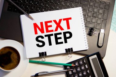 Sonraki adımlar bir karatahtaya yazılmış, iş konsepti