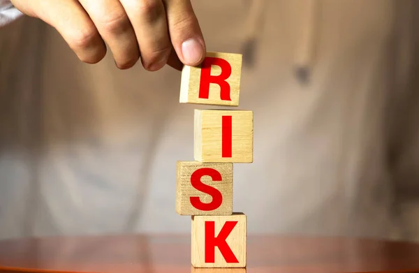 Riskli Kelimeyle Ahşap Küpleri Elle Tutun Risk Yönetimi Kavramı — Stok fotoğraf