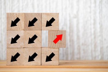 Ahşap küp, karşı tarafa bakan kırmızı oku, farklı düşünme kavramını, liderlik anlayışını, insan yönetimini ve kalabalıktan uzak durmayı temsil eder.