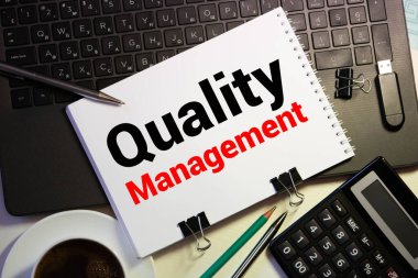 Kalite yönetimi, beyaz kağıt üzerinde metin iletisi