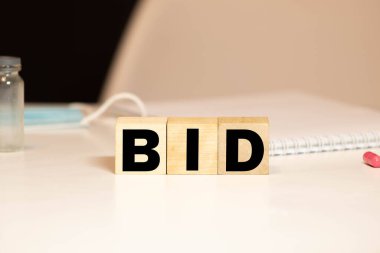 Tahta küplere yazılan sağlık ve ilaç, günde iki kez ilaç alın. Virüs için ilaçlar..