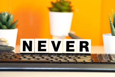 Tahta küplerle mavi masaya asla yazı yazılmaz. Mavi harfli küpler.